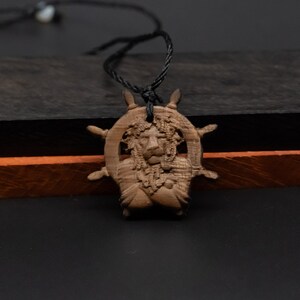ライオン ヘッド ペンダント、木彫り、ライオン ヘッド レリーフ、ライオン ヘッド ネックレス、彫刻木製ペンダント、彫刻ペンダント、彫刻木