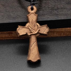 Korshalsband, träsnideri, kors med hjärta, kristet halsband, religiösa smycken, gåva, korshänge, träkors, träsnideri