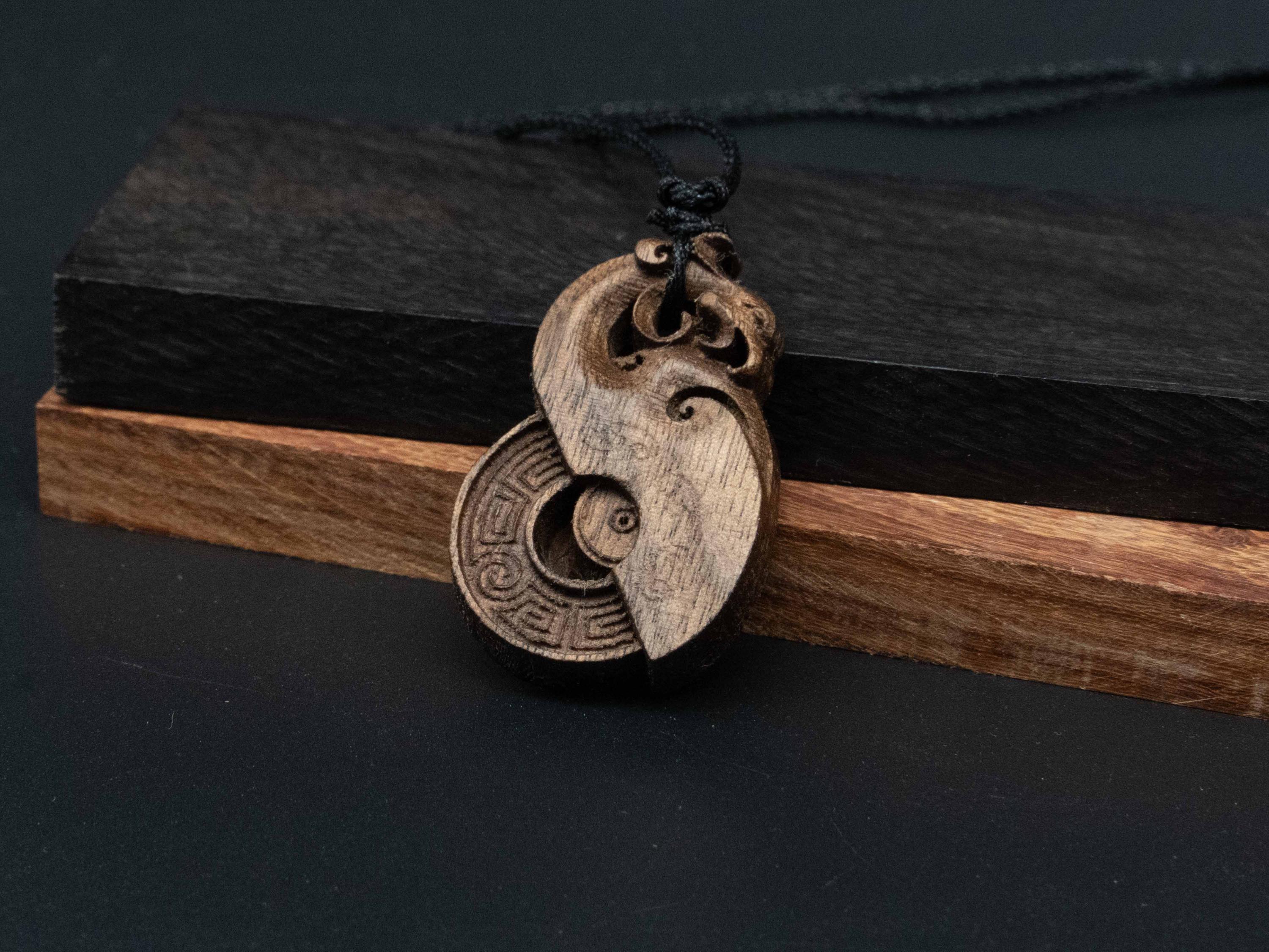Collier Pendentif En Corne Sculpté Hei Tiki - Yeux En Nacre D'ormeau, Longueur 84cm, Neuf Avec étiquettes