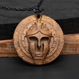 Spartacus-Gladiatorenhelm-Anhänger, Schwarznuss- und Kirschholzschnitzerei, einzigartiges Geschenk für Jungen aus der römischen Gladiatorenszene