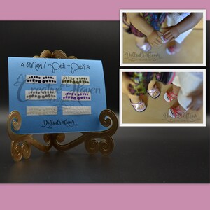 Puede incluir: Una tarjeta azul con el texto "Mani/Pedi Pack" y una variedad de dise&ntilde;os de arte de u&ntilde;as. La tarjeta est&aacute; en un soporte dorado.