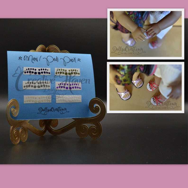 Puede incluir: Una tarjeta azul con el texto "Mani/Pedi Pack" y una variedad de dise&ntilde;os de arte de u&ntilde;as. La tarjeta est&aacute; en un soporte dorado.