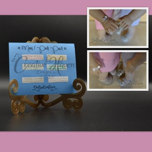 Puede incluir: Una tarjeta azul con el texto "Mani/ Pedi Pack" y "Creative Haven Designs" en ella. La tarjeta muestra diferentes colores de pegatinas para u&ntilde;as. La tarjeta est&aacute; en un soporte dorado.