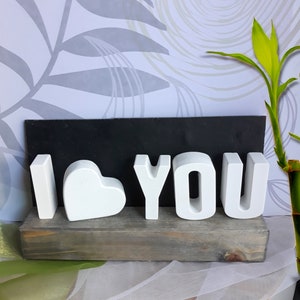 Schriftzug I Love You mit Herz | Buchstaben Deko | Geschenk Paare | weiße 3D Letter auf Holzsockel | Vintage Skandi Deko | Tischdeko