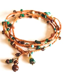 Pulsera de hilo trenzado con piedras y cuentas de cuatro vueltas
