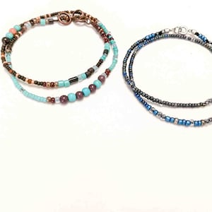 Double turn bracelets with beads of rock, stones and wood, combining shades of turquoise, purple and brown or blue, grey and silver.