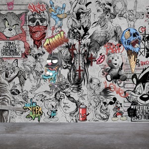 K&ouml;nnte beinhalten: Ein farbenfrohes und chaotisches Graffiti-Wandbild mit Cartoon-Charakteren wie Tom und Jerry, einem Stinktier und einem B&auml;ren. Die Wand ist mit verschiedenen Farben bedeckt, darunter Rot, Blau, Gr&uuml;n und Gelb. Das Design enth&auml;lt W&ouml;rter wie "Funk", "Revolution" und "Liebe".
