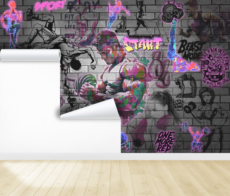 K&ouml;nnte beinhalten: Ein farbenfrohes Graffiti-Wandbild auf einer Backsteinmauer mit den Worten "Sport Body", "Fit in Life Style", "Beast Mode", "Turn the Pain into Power", "Start", "One More Rep" und "Be Patient the Results Will Speak for Themselves".