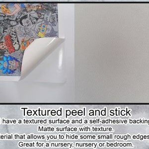 Op de afbeelding: Een textuur peel-and-stick behang met een kleurrijk grafisch ontwerp. Het behang heeft een matte afwerking en een zelfklevende achterkant. "BABY HE" is zichtbaar op het behang.