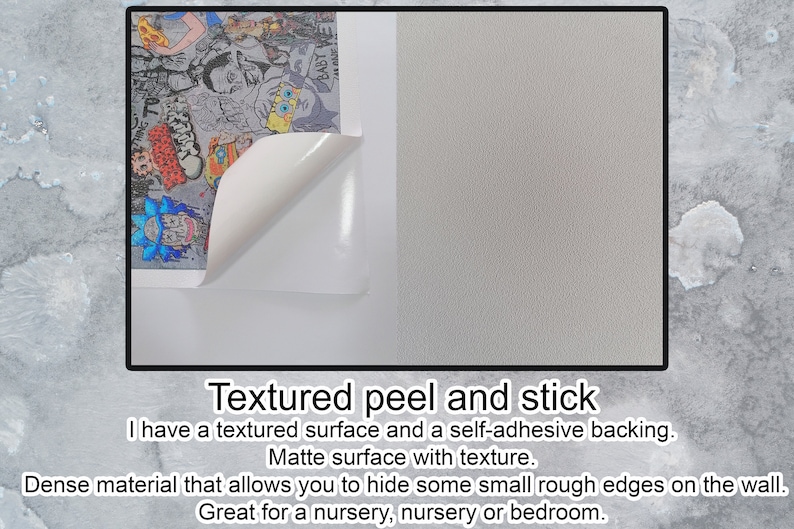Op de afbeelding: Een textuur peel-and-stick behang met een kleurrijk grafisch ontwerp. Het behang heeft een matte afwerking en een zelfklevende achterkant. "BABY HE" is zichtbaar op het behang.
