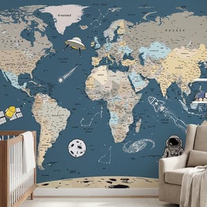 Puede incluir: Un gran mural que representa un mapa del mundo con un fondo azul y continentes beige. El mapa está decorado con ilustraciones de dibujos animados de cohetes, satélites y planetas. Una cuna, una silla y estantes con libros están en primer plano.