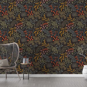 Papel pintado botánico floral oscuro: hojas sombrías, hierbas y tonos tierra para decorar paredes.