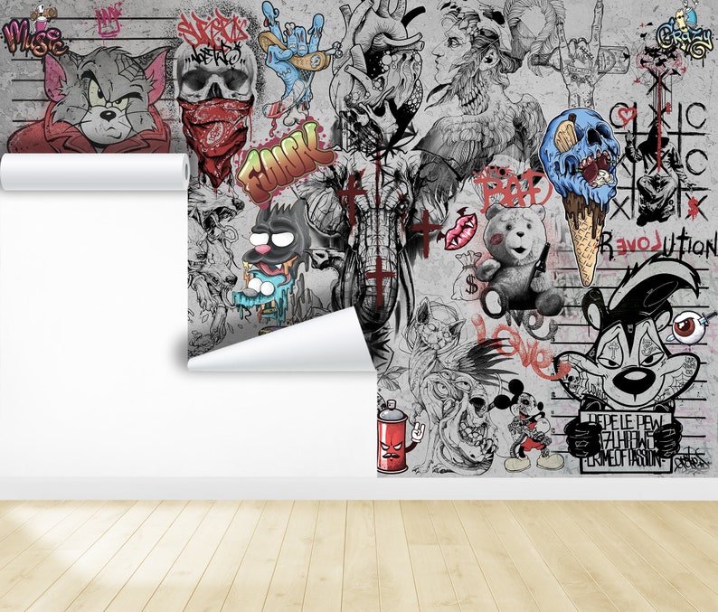K&ouml;nnte beinhalten: Eine bunte und chaotische Collage aus Comicfiguren und Graffiti-Kunst. Das Bild zeigt Tom und Jerry, einen Sch&auml;del mit einem roten Bandana, eine blaue Hand mit einem Rock'n'Roll-Symbol, einen grauen Elefanten mit roten Kreuzen, einen Teddyb&auml;r mit einem roten Herzen, einen blauen Eisbecher mit einem Sch&auml;del, einen Stinktier mit einem roten Auge und eine Spr&uuml;hdose mit einem roten Teufelskopf. Der Text "REVOLUTION" ist auf dem Bild zu sehen.