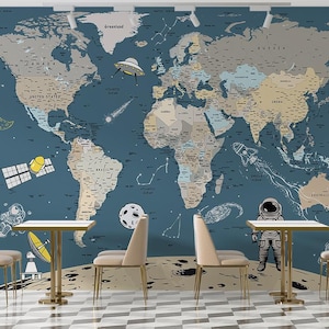 Puede incluir: Un mural caprichoso que presenta un mapa del mundo con ilustraciones de temática espacial. El mapa es en tonos beige y azul, con dibujos de cohetes, satélites y astronautas. La habitación incluye mesas y sillas con patas doradas y tapicería beige.