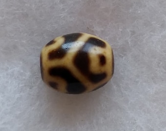 Traditional Tibetan Agate Dzi Stone, Round Dziri Pendant (9x10mm)
