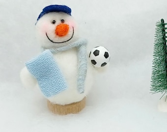 Hand-felted snowman – winter decoration figure, football coach | Felt Christmas decoration, elf door accessory
