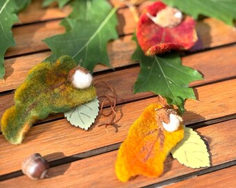 Hand-felted autumn leaf with beech nut – natural seasonal table decoration | Felt autumn decoration, birthday gift