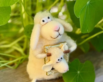 Felt sheep – Felt sheep with picture, needle-felted decorative figure | Fun decoration, birthday gift