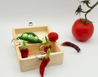 Felt Vegetable Keychain, Hand-felted – Mini Kohlrabi, Chili Pepper, Tomato, Pea | Gift for Garden Lovers, Bag Charm