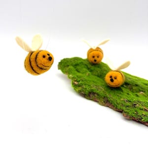 Filzbiene handgefilzt – Mini Biene Anhänger | Deko Frühling, Geschenk Naturfreunde, Insektenfigur