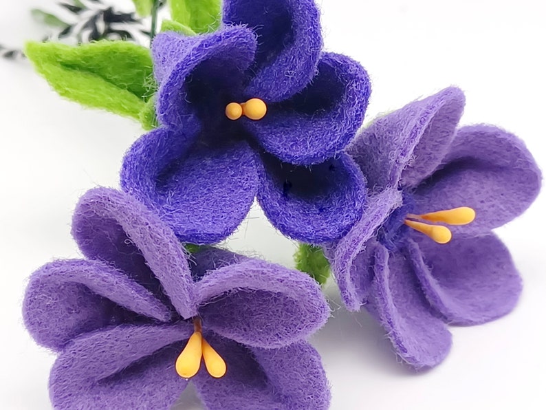 Veilchenstrauß aus Filz – Handgefertigte Blumen | Dekoration, Geschenk Frühling Bild 9