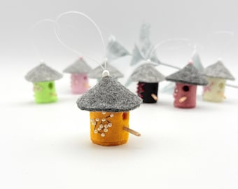 Felt birdhouse – decorative hanging object in birdhouse style / Spring hanging decoration | Gift tag, window hanger, branch, arrangement