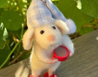 Felted mouse sleeping cap – mini mouse | Kitchen decoration, seasonal table, birthday gift, handmade