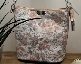 Shoulder bag in floral leather