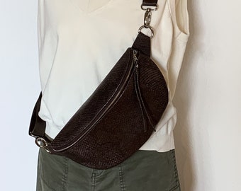 Bauchtasche aus dunkelbraunem Leder mit Schlangenprägung