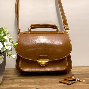 Sac bandoulière en cuir végétal marron orange cousu main