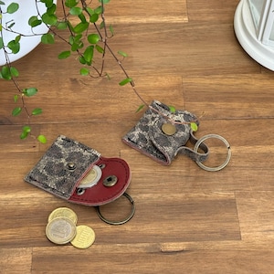 Schlüsselanhänger aus Leder mit Leopardendruck
