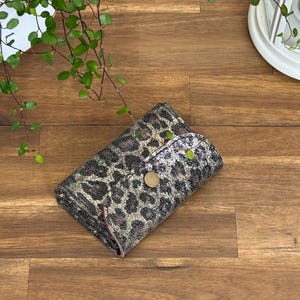 Cartera de piel con múltiples compartimentos.