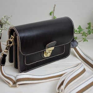 Sac bandoulière en cuir végétal marron, cousu main