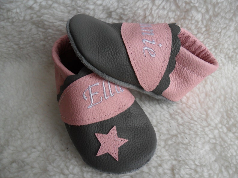 Krabbelschuhe Lederpuschen Taufschuhe mit Namen Babypuschen personalisierte Schuhe Namensschuhe Geburtsgeschenk Taufe Krabbelpuschen Mädchen Bild 1