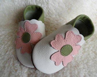 Krabbelschuhe Lederpuschen Taufschuhe mit Namen Babypuschen personalisierte Schuhe Namensschuhe Geburtsgeschenk Taufe Krabbelpuschen Mädchen