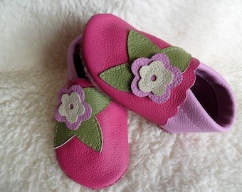 Krabbelschuhe Lederpuschen Taufschuhe mit Namen Babypuschen personalisierte Schuhe Namensschuhe Geburtsgeschenk Taufe Krabbelpuschen Mädchen