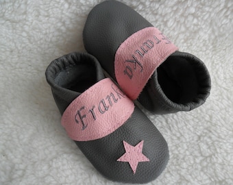 Krabbelschuhe Lederpuschen Taufschuhe mit Namen Babypuschen personalisierte Schuhe Namensschuhe Geburtsgeschenk Taufe Krabbelpuschen grau