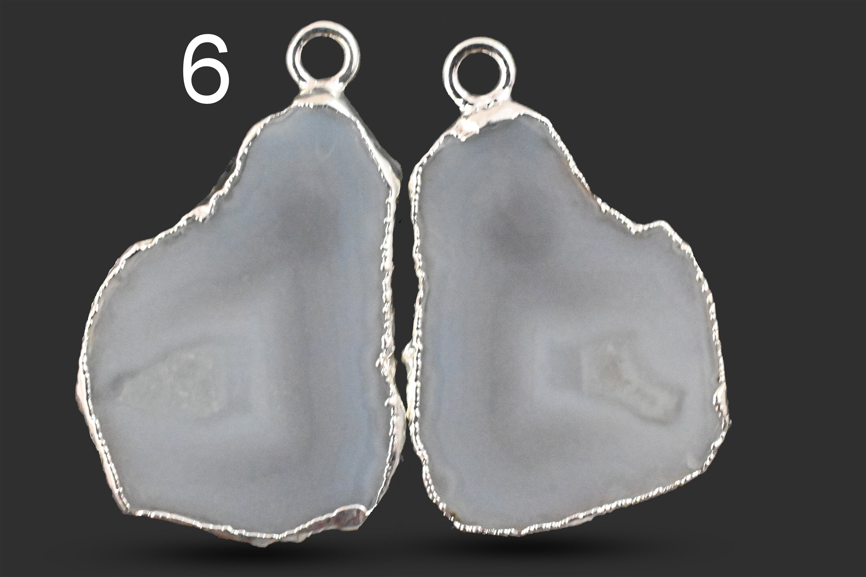 Duo de boucles d'oreilles dorées et noires à faire soi-même