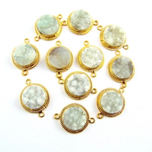 Puede incluir: Diez abalorios conectores de metal dorado con inserciones de piedra de ágata blanca. Cada abalorio tiene dos bucles para sujetar a las joyas.