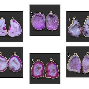 Puede incluir: Seis pares de colgantes de amuleto de ágata púrpura con anillos de salto de tono dorado. Cada amuleto es una rebanada de ágata única, formada naturalmente, con una textura cristalina.