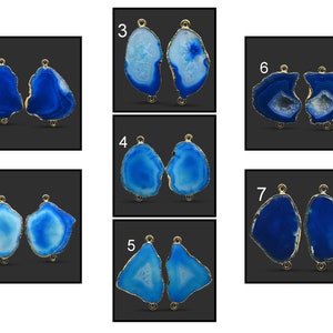 Puede incluir: Siete pares de conectores de amuleto de piedra de ágata azul con detalles metálicos dorados. Cada amuleto es una forma libre de doble cara con un agujero en el centro para sujetarlo a las joyas.