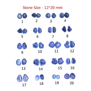 Puede incluir: Veinte geodas de cristal de ágata azul, cada una mide 12 por 20 milímetros, dispuestas en cuatro filas de cinco. Las geodas son todas de diferentes formas y tamaños, pero todas tienen un esquema de color azul y blanco similar.