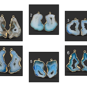 Puede incluir: Seis pares de pendientes de rodajas de ágata con bordes chapados en oro. Cada par presenta un patrón único de ágata azul y blanco.