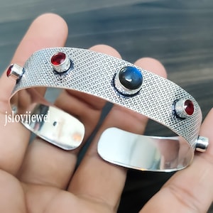 Labradorit Granat Manschettarmband: Justerbart ädelstensarmband i sterlingsilver