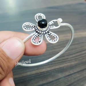 Bracelet jonc en argent sterling et onyx noir fait main : motif floral