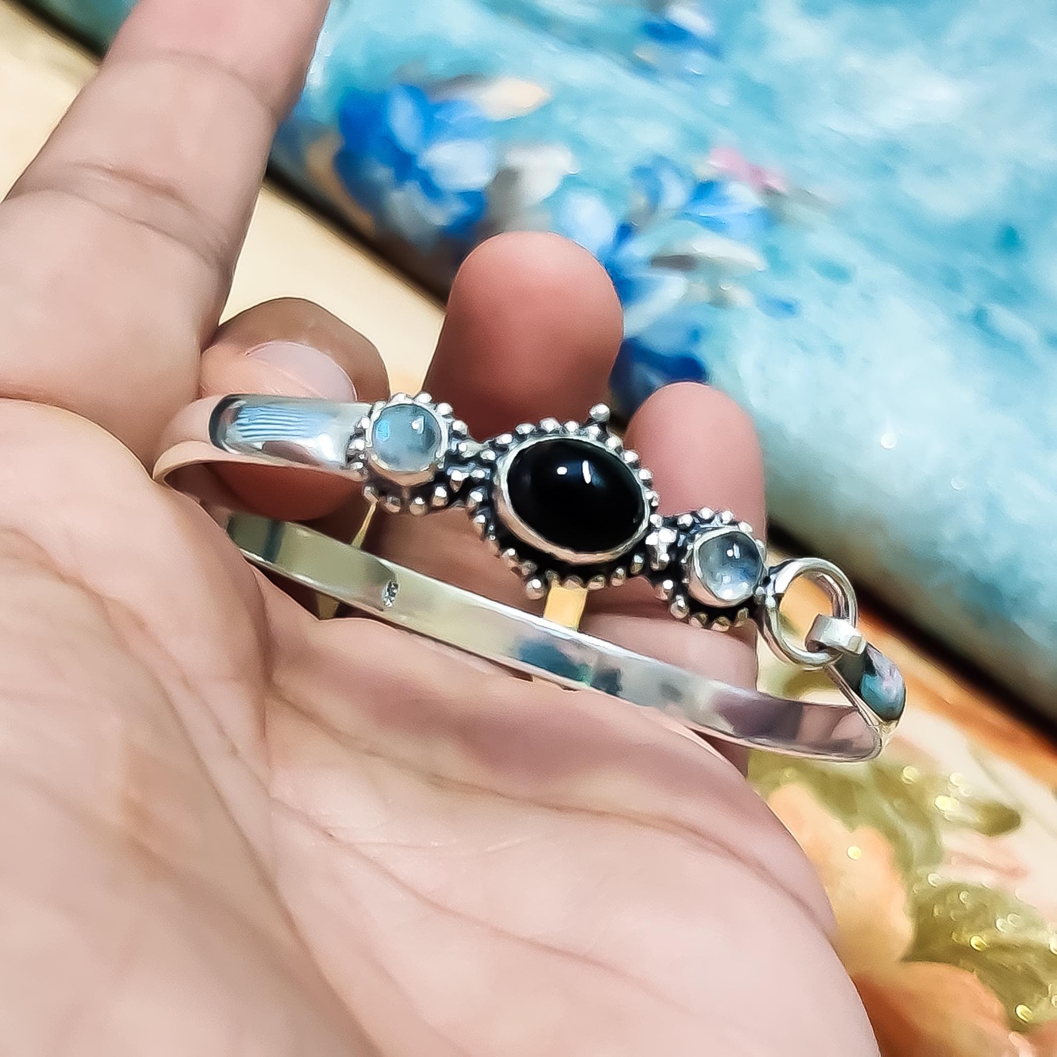 ブラックオニキスムーンストーンバングル：925スターリングシルバー製