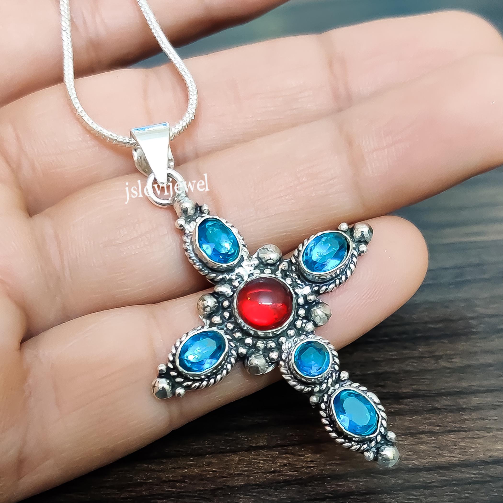 Pendentif religieux croix pierre précieuse topaze bleue et grenat en