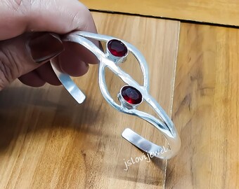 Brazalete tipo puño de plata de ley con granate facetado: estilo abierto ajustable - Pulsera con dos piedras preciosas