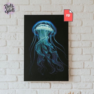 Könnte beinhalten: Gerahmter Kunstdruck mit einer detaillierten Illustration einer Qualle in Blau- und Türkistönen vor schwarzem Hintergrund. Das Kunstwerk hat einen Leuchteffekt, der die Form der Qualle hervorhebt. Der Druck ist oben rechts mit "PDF" gekennzeichnet.