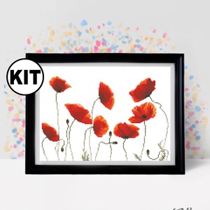 Puede incluir: Un kit de punto de cruz enmarcado con vibrantes flores de amapola rojas sobre un fondo blanco. La obra de arte está encerrada en un marco negro, con la palabra "KIT" en un círculo blanco en la esquina superior izquierda. El logotipo de Dot's & Spots está en la esquina inferior derecha.